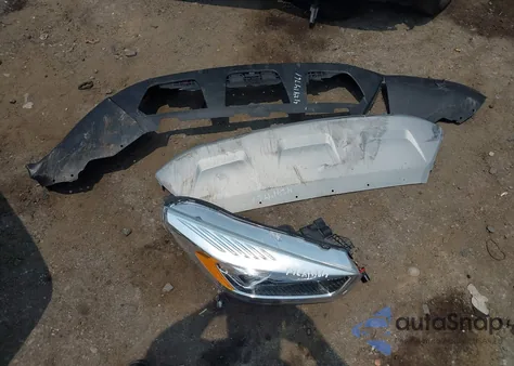 2017 Ford Escape Titanium z USA, uszkodzony, nr VIN 1FMCU0JD8HUE87385